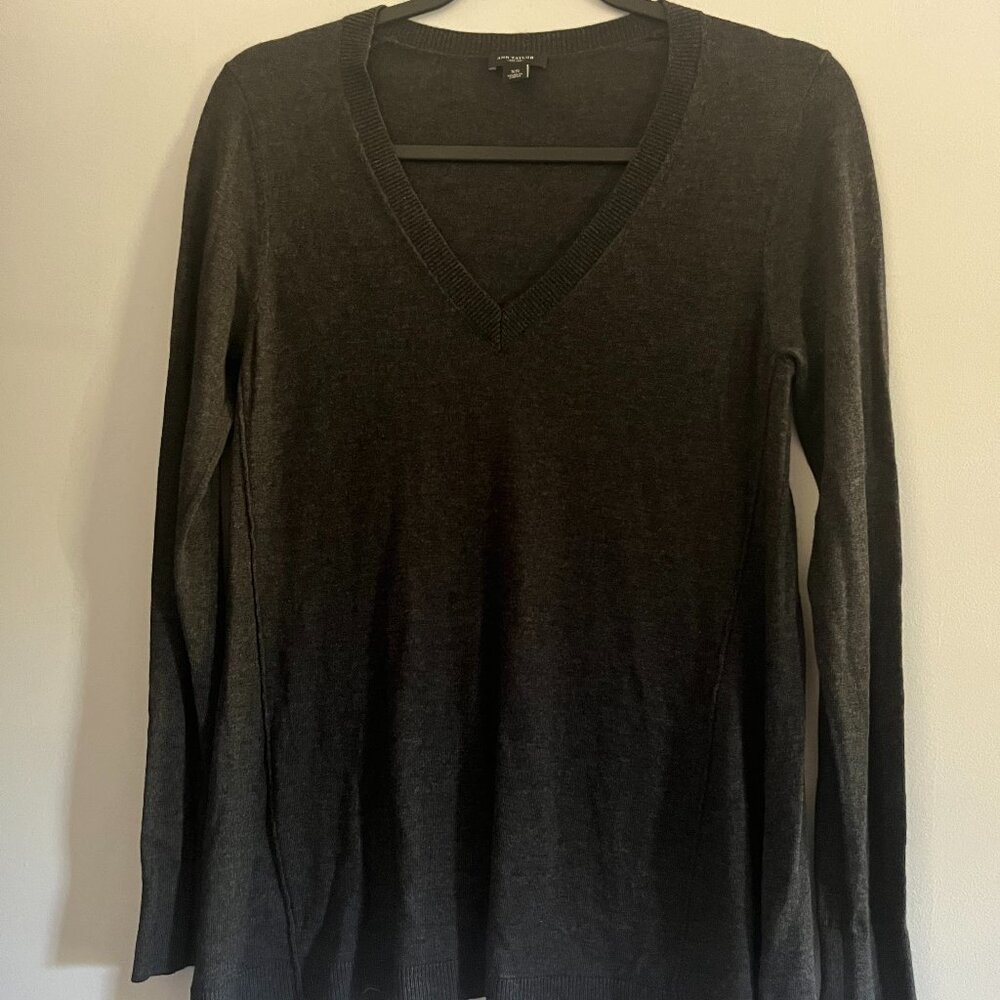 Ann Taylor Women's Size XS V-Neck Sweater - like new!